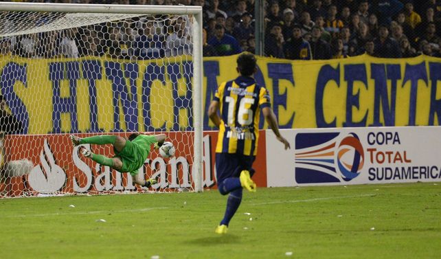 Pablo Becker ya ejecutó el tiro libre y hace estéril el vuelo de Orion. Fue el empate agónico de Central ante Boca.