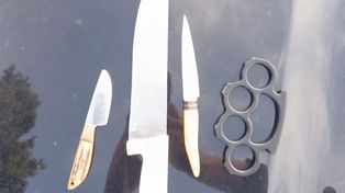 La policía secuestró tres armas blancas luego de la golpiza.