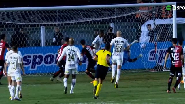 El cabezazo de Aguirre va camino al gol