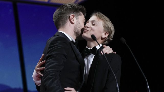 El belga Lukas Dhont (izquierda) ganó el premio como mejor ópera prima de Cannes con 