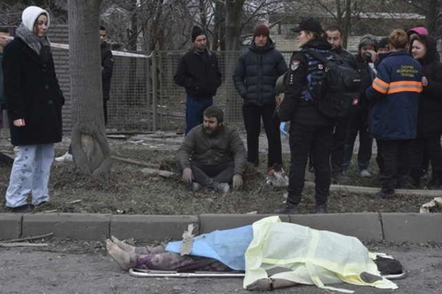 Un civil muerto yace en una calle de Zaporizhia, otra ciudad víctima de la ofensiva aérea de Rusia. 