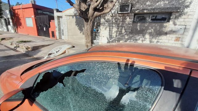 Feroz balacera en Necochea al 4100. Una de las balas rompió la ventanilla de un auto estacionado frente a la peluquería.