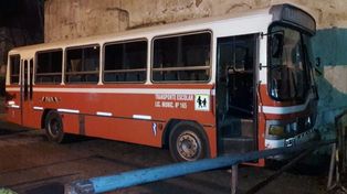 Terminó chocando: manejaba un micro escolar sin papeles y alcoholizado