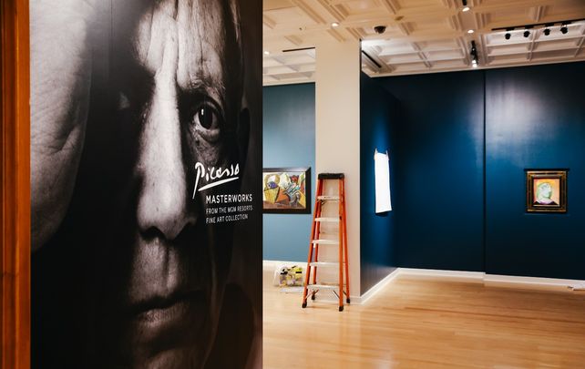 Así se veía la preparación de la exhibición el jueves pasado en la galería de arte Bellagio de Las Vegas.