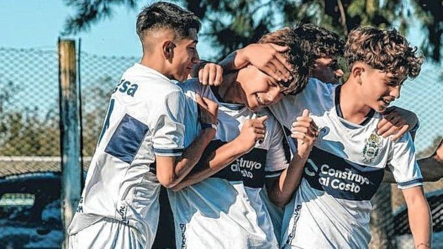 Gianluca Casco (en el medio) se robó toda la atención en el juego disputado en La Plata.&nbsp;