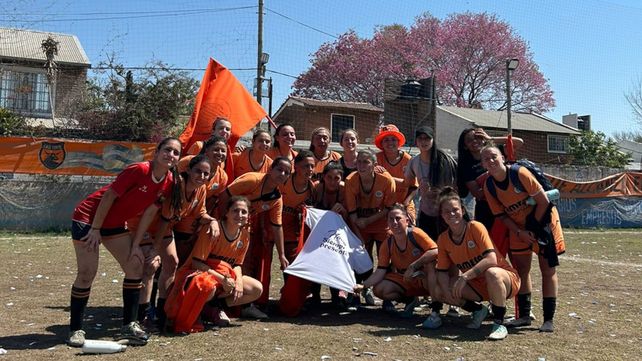 Un festejo interminable. Adiur dio la vuelta en la cancha del El Torito y luego el plantel la siguió en las instalaciones de Alberdi y Travesía      