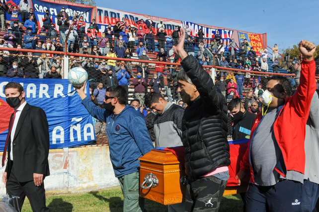El hijo del Trinche&nbsp;levanta la pelota que le obsequiaron y lleva el caj&oacute;n de su padre&nbsp;en la vuelta ol&iacute;mpica en el estadio Gabino Sosa.