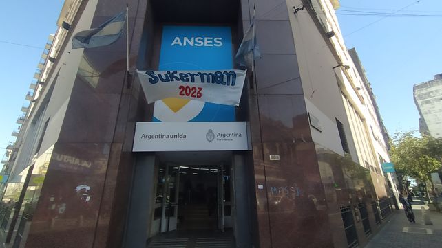 La oficina de Sarmiento y Rioja de la Anses donde apareció el pasacalle con la consigna Sukerman 2023.&nbsp;