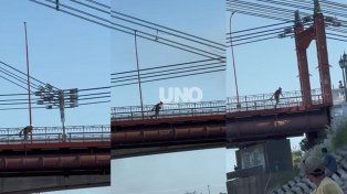El hombre fue filmado cunado robó cables en el Puente Colgante