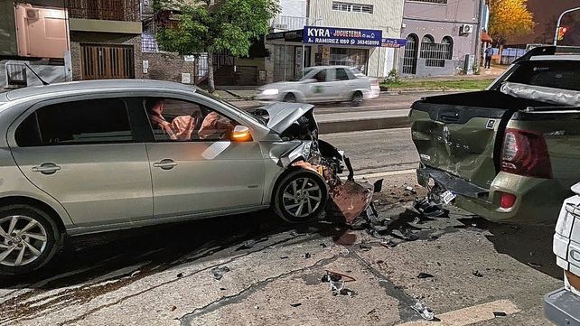 El choque en cadena protagonizado por tres vehículos en la madrugada de este domingo en avenida Ramírez de Paraná no dejó lesionados