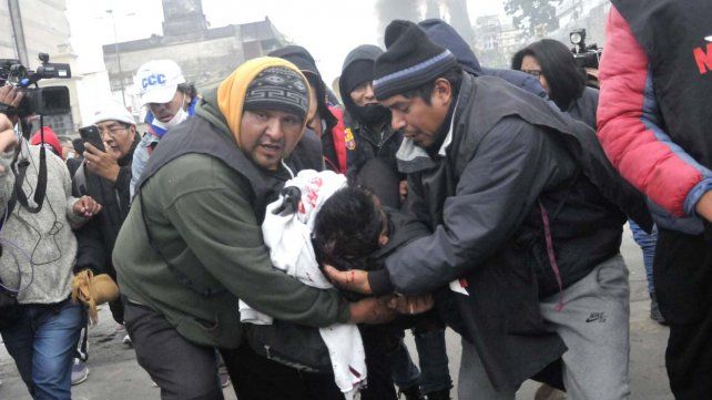 La policía de Jujuy reprime la protesta de manifestantes en la Legislatura donde se hacía la jura de la nueva Constitución. Morales apuntó al Gobierno nacional