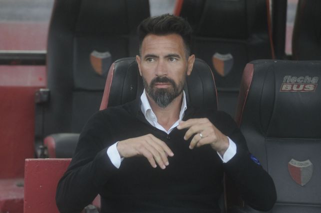 Eduardo Domínguez debutará como entrenador sabalero de manera oficial el lunes cuando su equipo reciba a Olimpo.