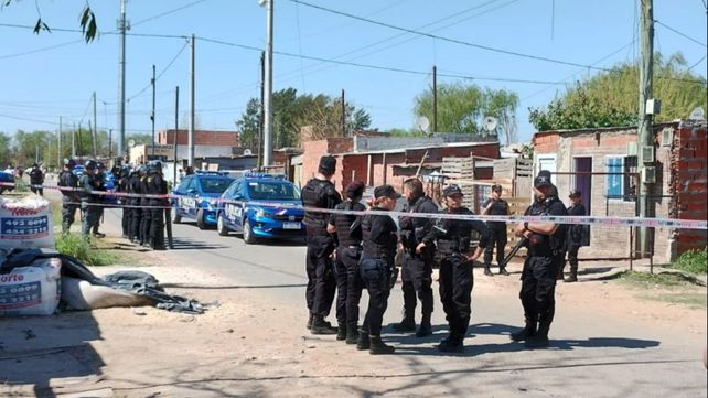 Policías de consigna en la escena del crimen.