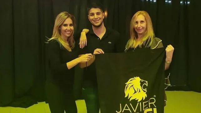 Agustín Pellegrini, primer candidato a diputado nacional, flanqueado por Romina Diez y Karina Milei.