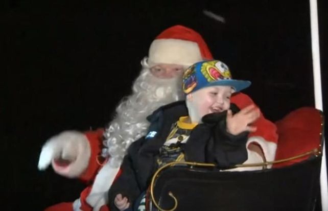 Evan Laversage pasea en un trineo junto a Papá Noél.