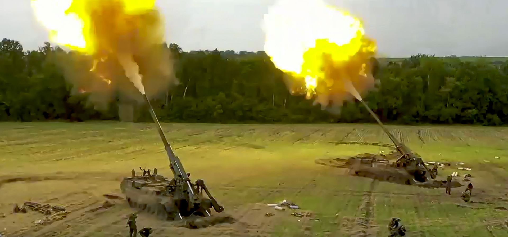 Imagen tomada de un video publicado por el Servicio de Prensa del Ministerio de Defensa de Rusia el jueves 25 de agosto de 2022, los sistemas de artillería rusos Malka disparan desde un lugar no revelado en Ucrania. (Servicio de prensa del Ministerio de Defensa de Rusia vía AP)