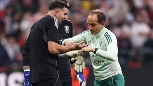 Alarma en la Selección Argentina: al Dibu Martínez le realizarán estudios por su lesión en la mano