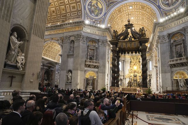 Cola de fieles dentro de la Basílica de San Pedro en el Vaticano para ver el cuerpo del difunto pontífice retirado. 