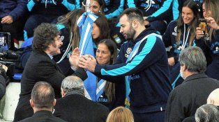 El presidente Javier Milei le entrega la bandera al santafesino Luciano De Cecco.