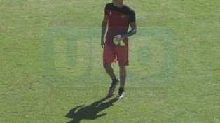 Desde adentro. Por suspensión Gemi observó el último juego por TV. El domingo retornará al campo de juego.&nbsp;