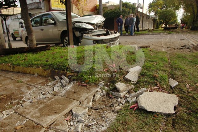Un tren descarriló y destrozó todo a su paso