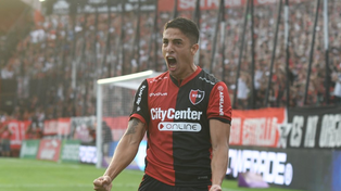 Nazareno Funez festeja su único gol en la primera de Newells.