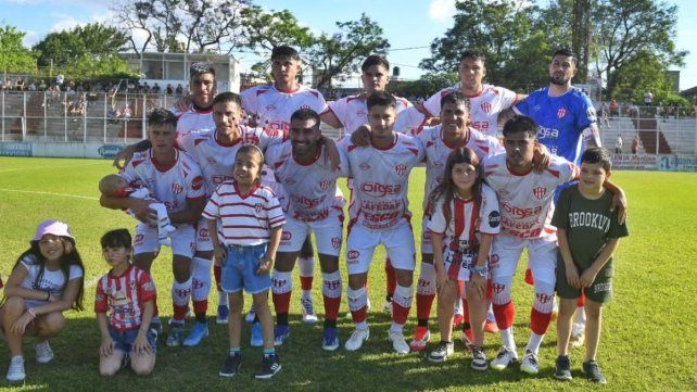 Atlético Paraná se juega su futuro el próximo domingo en el Regional Amateur.