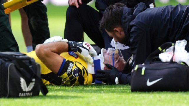 Operaron al Dibu Martínez tras la fractura de mandíbula