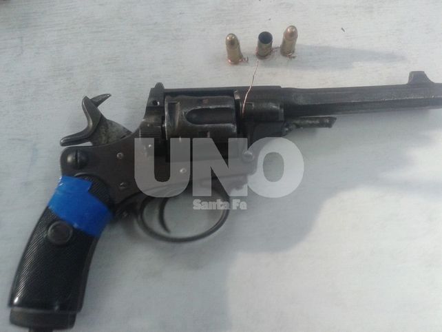 Aprehendieron a adolescente con revólver calibre 32 cargado después de una intensa balacera