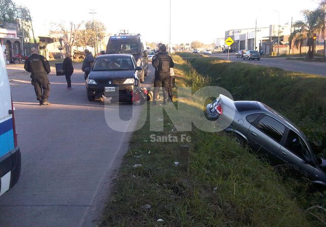 Fuerte choque en Aristóbulo del Valle terminó con un auto dentro del zanjón central