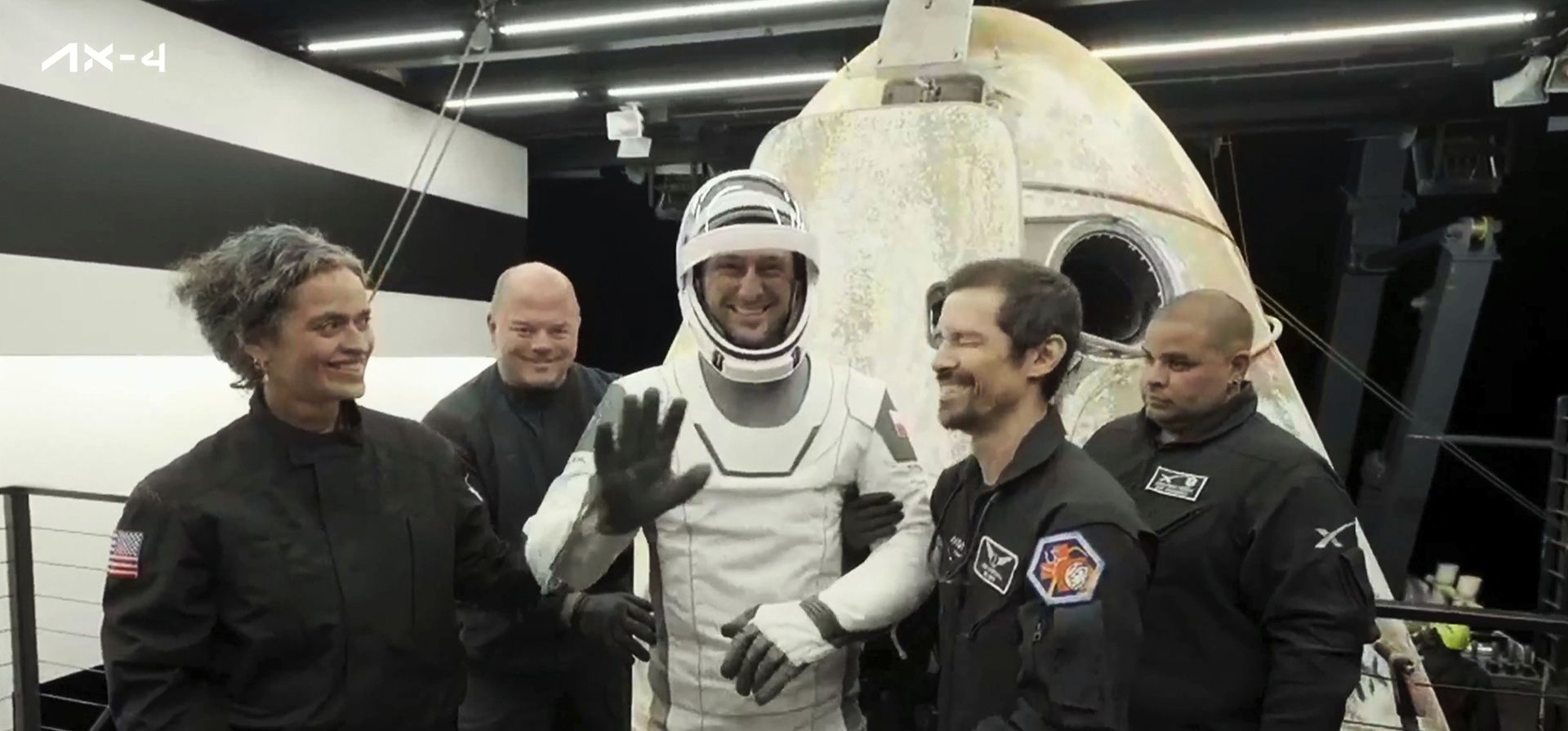 Imagen proporcionada por SpaceX, uno de los cuatro astronautas, el polaco Slawosz Uznanski-Wisniewski, sale de una cápsula SpaceX cargada en la nave de recuperación después de lanzarse en paracaídas al Océano Pacífico frente a la costa del sur de California el martes 15 de julio de 2025. (SpaceX vía AP) Imagen proporcionada por SpaceX, uno de los cuatro astronautas, el polaco Slawosz Uznanski-Wisniewski, sale de una cápsula SpaceX cargada en la nave de recuperación después de lanzarse en paracaídas al Océano Pacífico frente a la costa del sur de California el martes 15 de julio de 2025. (SpaceX vía AP)