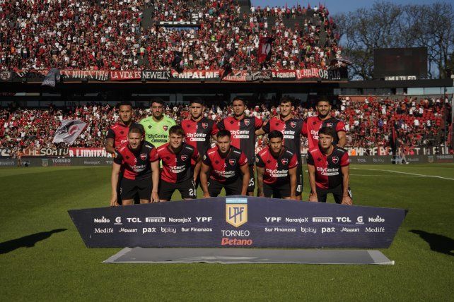Los once de Newells ante Sarmiento.