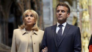 La esposa de Macron acude a tribunales por los rumores de que es transgénero