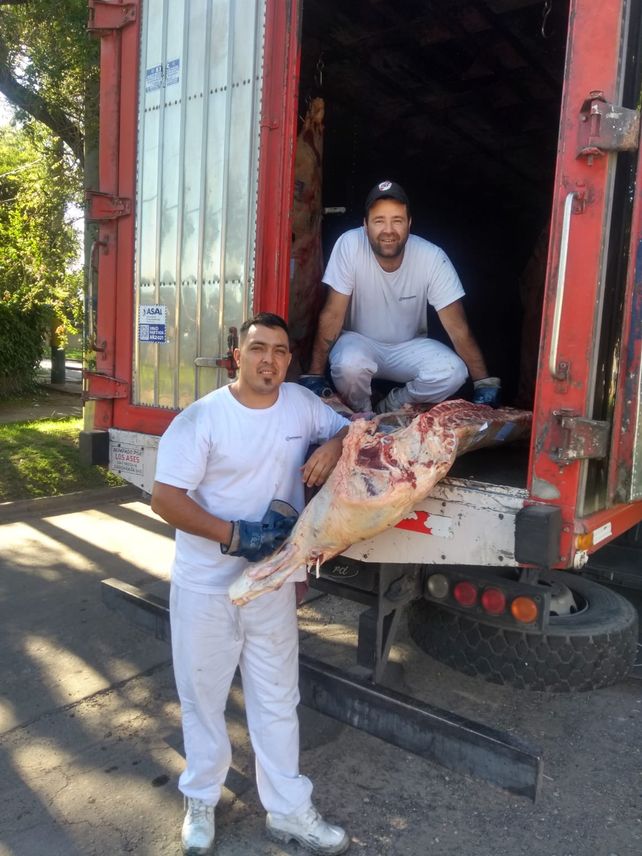 La rutina diaria. Matías Muga y su compañero Matías Basquebich recorren el gran Rosario para abastecer con carne a sus clientes.&nbsp;