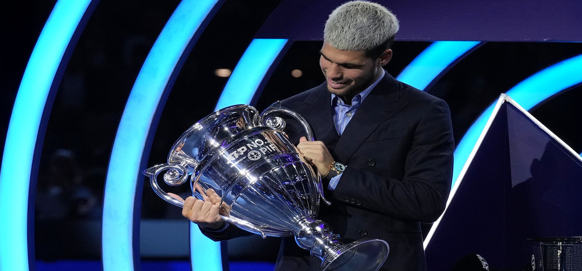 El español Carlos Alcaraz sostiene el trofeo por haber finalizado el año como número 1 del ranking mundial ATP durante las Finales ATP World Tour, en Turín, Italia, el viernes 14 de noviembre de 2025. (Foto AP/Antonio Calanni) El español Carlos Alcaraz sostiene el trofeo por haber finalizado el año como número 1 del ranking mundial ATP durante las Finales ATP World Tour, en Turín, Italia, el viernes 14 de noviembre de 2025. (Foto AP/Antonio Calanni)