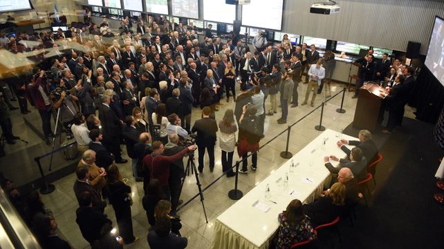 Recinto. El remate del primer lote de soja arribado a la región marca el inicio simbólico de la comercialización.