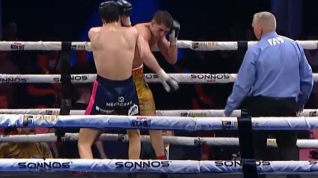La derecha de Erik Acorazado Miloc pasa de largo sobre la humanidad de Nahuel García. Un muy buen espectáculo de boxeo en el club Banco de Rosario.