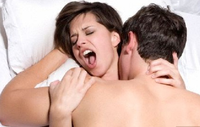 Las mujeres gimen durante el sexo para manipular a sus parejas