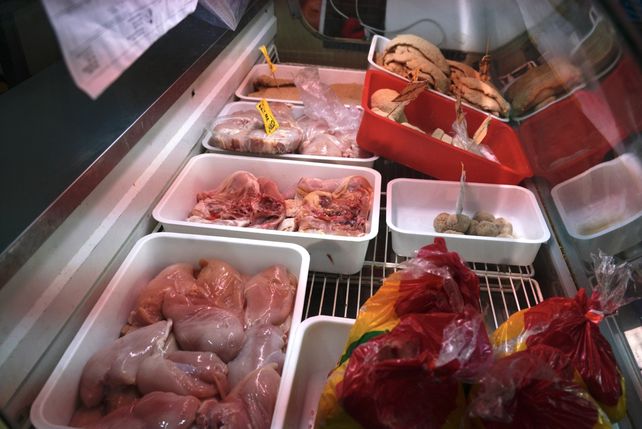 Abrir una pollería aparece como una alternativa más accesible frente a la carnicería tradicional.