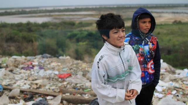 Barrio Antártida Argentina: Al borde de la barranca y cercados por la basura