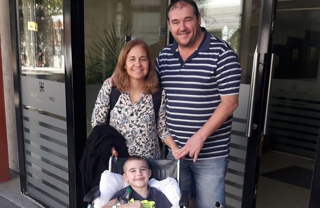 Ciro junto a sus papás en la puerta del hospital Italiano.