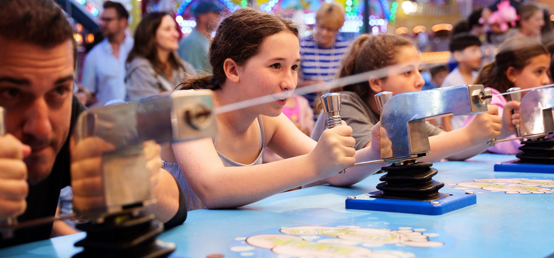 La gente juega con pistolas de agua en el parque de atracciones Castaway Cove de Playland, en Ocean City, Nueva Jersey, el viernes 6 de junio de 2025. (Foto AP/Mingson Lau) La gente juega con pistolas de agua en el parque de atracciones Castaway Cove de Playland, en Ocean City, Nueva Jersey, el viernes 6 de junio de 2025. (Foto AP/Mingson Lau)