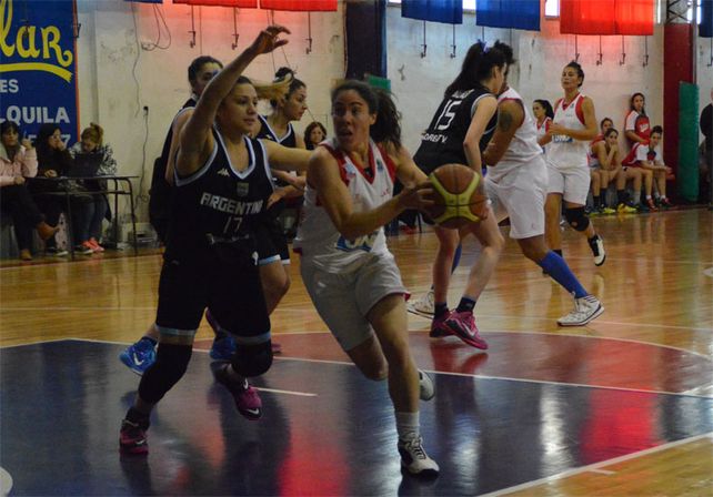 Las chicas del CAT perdieron el sábado y domingo. Arrancaron bien el certamen; terminaron mal.   Foto Gentileza/Prensa Talleres