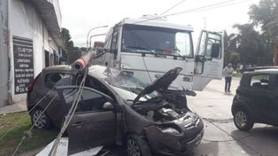 El camionero atropelló a una hilera de vehículos en San Martín y la colectora de Circunvalación, en el límite entre Rosario y Villa Gobernador Gálvez.&nbsp;