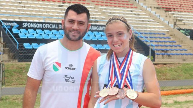 Con su formador. Vicky exhibe sus medallas junto a Alan Espinosa
