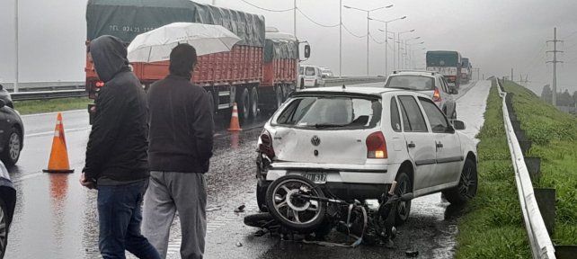 Choque de moto contra auto. En Circunvalación entre Uriburu y 27 de Febrero. 