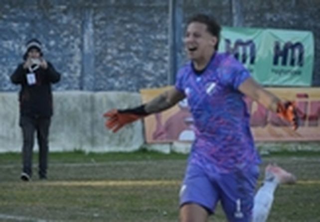 Alegría. Fabricio Manduca sale a festejar el triunfo de los salaítos.