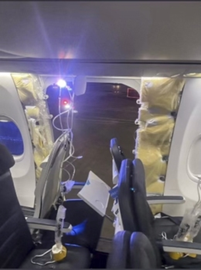 El impresionante agujero que dej&oacute; la puerta al desprenderse del avi&oacute;n a m&aacute;s de 4.000 metros de altura. Por suerte, el piloto control&oacute; la situaci&oacute;n y pudo volver al aeropuerto. 