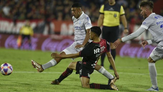 Newells lo definió sobre el cierre con un golazo de Mosquera