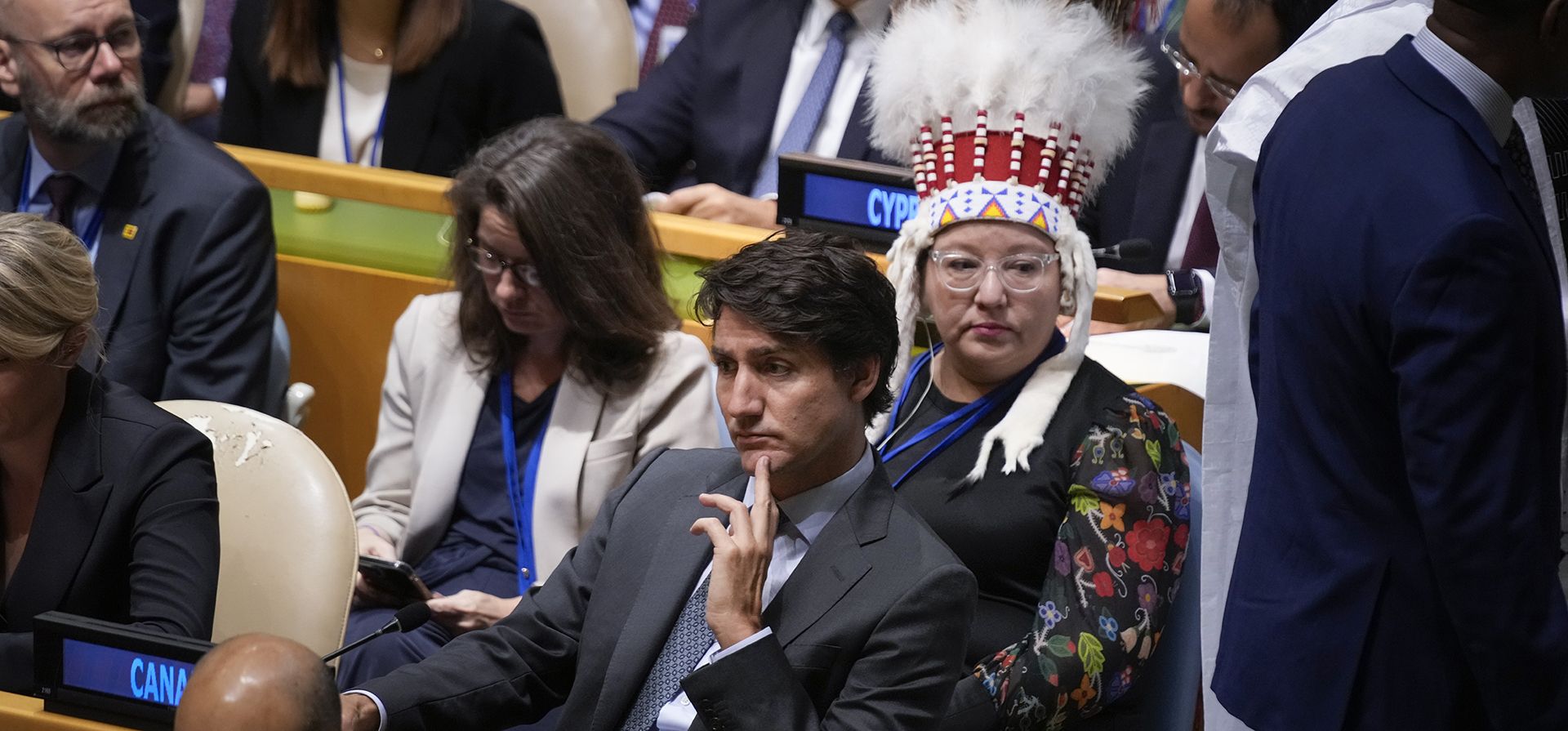El primer ministro canadiense, Justin Trudeau, escucha a los oradores durante la 79.ª sesión de la Asamblea General de las Naciones Unidas en la sede de las Naciones Unidas, el martes 24 de septiembre de 2024. Sentada detrás de él está la jefa nacional de la Asamblea de las Primeras Naciones de Canadá, Cindy Woodhouse Nepinak. (Foto AP/Seth Wenig) El primer ministro canadiense, Justin Trudeau, escucha a los oradores durante la 79.ª sesión de la Asamblea General de las Naciones Unidas en la sede de las Naciones Unidas, el martes 24 de septiembre de 2024. Sentada detrás de él está la jefa nacional de la Asamblea de las Primeras Naciones de Canadá, Cindy Woodhouse Nepinak. (Foto AP/Seth Wenig)